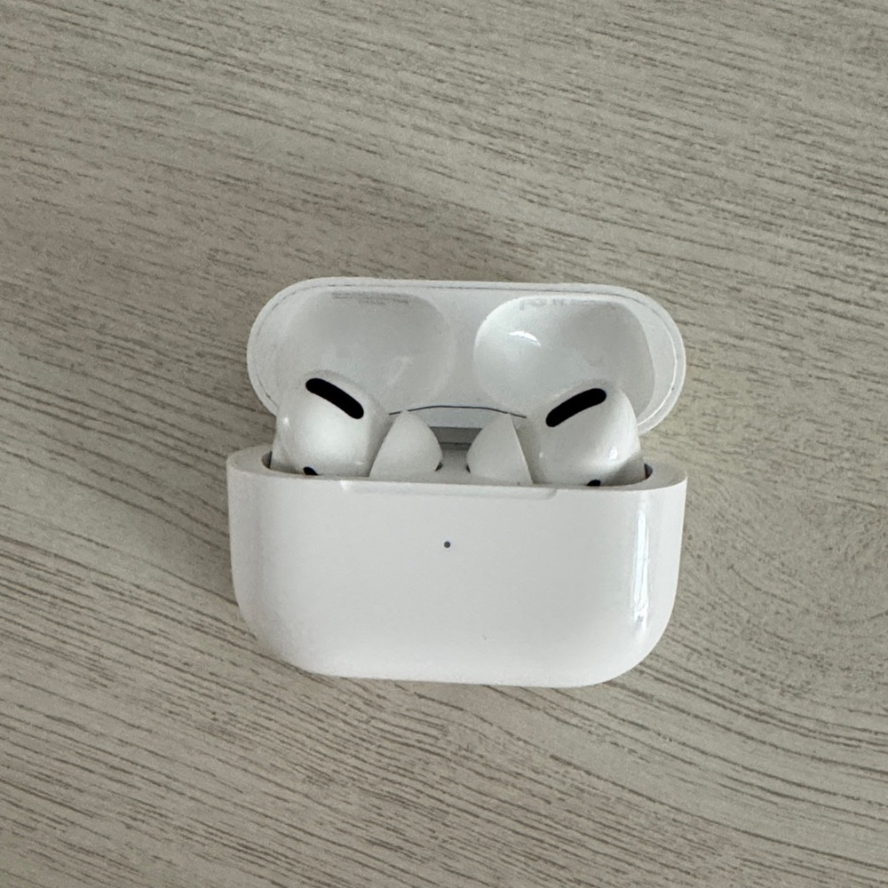 Apple AirPods Pro 1 with MagSafe Charging Case in White EUC